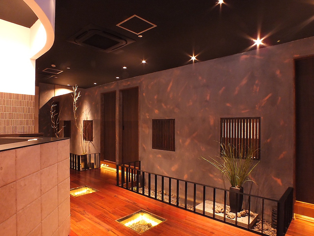 落ち着いた雰囲気の店内は全室個室です