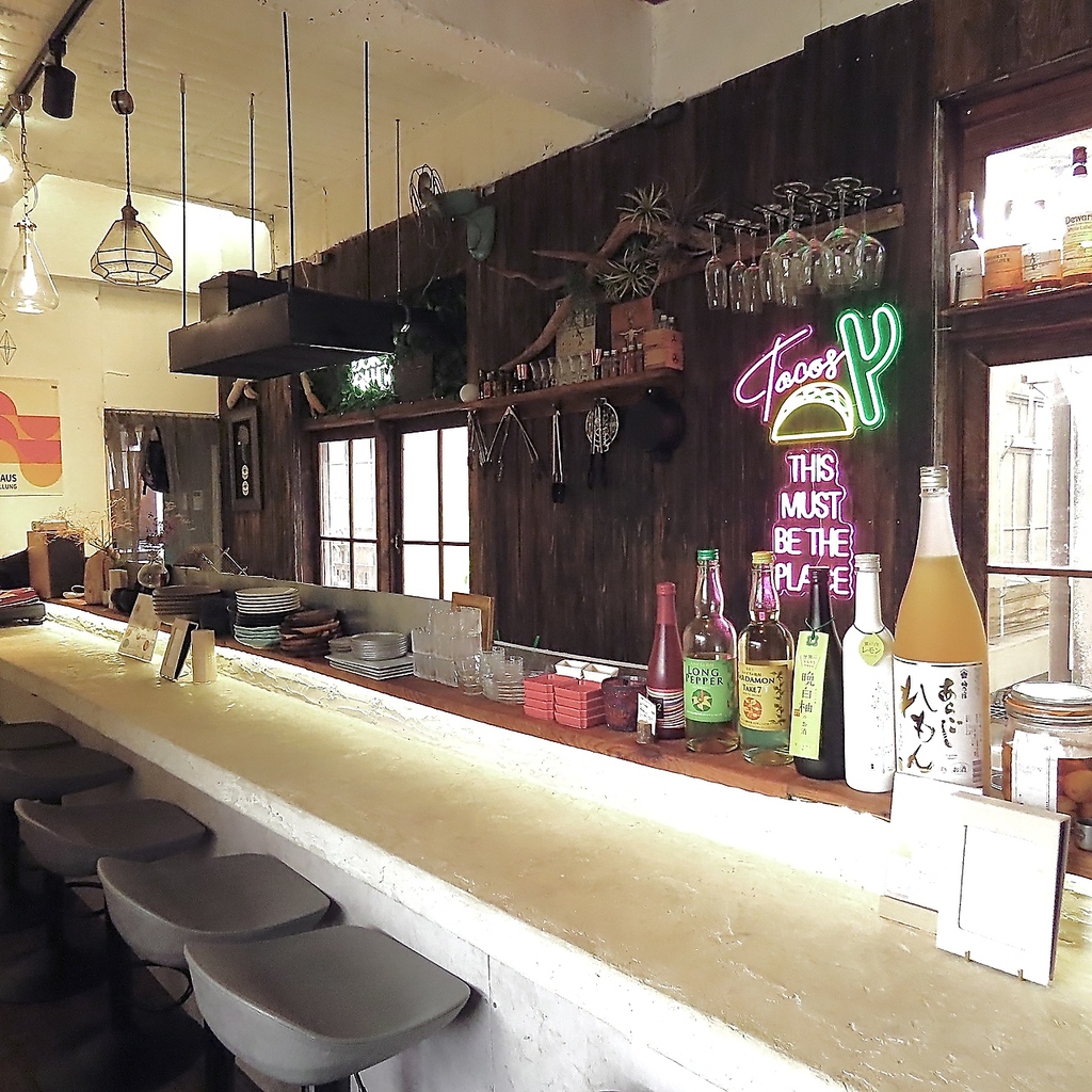 お店を彩る内装はこだわり抜いたレトロを基調。隠れ家の様な店内も落着いた空間でお食事いただけます