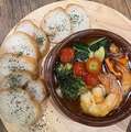 料理メニュー写真&nbsp;魚介のアヒージョ 米粉バケット