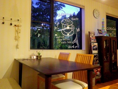 窓際のテーブル席は、景色を見ながらのお食事やゆったりカフェタイムが楽しめます。天気が良い日は、温かいのでオススメです。