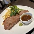 料理メニュー写真&nbsp;厚切りビフテキ(サーロイン300g)和風ソースフライドポテト添え