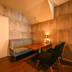 木の温もりと間接照明に包まれた、ゆったりソファー席。隣を気にせず、静かに語れるこの席は、常連さんにも人気の空間です。デートやちょっと贅沢なご褒美飲みに。