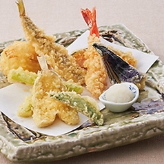 バラエティ豊かな居酒屋料理を楽しめる