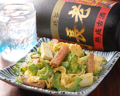 沖縄料理と串揚げで乾杯 定番も古酒も◎豊富な泡盛