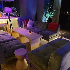 居心地の良いソファ席に加え、カウンターも完備。最大18人まで利用できる空間で、友人やビジネスの集まりに最適です。リラックスした雰囲気でお楽しみください。