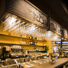 バーカウンターからの眺め。ワイングラスがシャンデリアの様