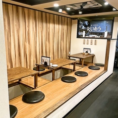 <最大6名様までご利用可能!>店内に入ると温かい空間が広がります。掘りごたつ席は少人数から団体様まで幅広く対応!お仕事帰りの飲み会、二次会、各種ご宴会をお楽しみください。飲み放題付コースは多様な価格帯でご用意しております◎美味しい料理とともに、気の合う仲間と楽しいひとときをお過ごしください。