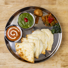 ２種類カレーとチーズナンのセット