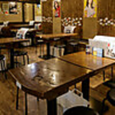 中規模の宴会にも対応可能なテーブル席をご用意。レイアウトを変更して、まとまった人数でも一体感のあるご宴会が可能です◎会社帰りの飲み会などにぜひご利用ください。