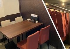 暖簾で仕切られた半個室のお席はそれぞれ4名様までご利用いただけます。ご友人やご家族での食事会などにおすすめです。