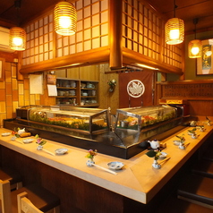 会社帰りにふらりと立ち寄れるカウンター席。お一人様でも気兼ねなく、大将との会話や職人の手仕事を楽しみながら、自分だけの贅沢な時間を過ごせます◎ 自分へのご褒美に、旬のネタと美味しい日本酒を少しずつ嗜む、そんな大人の使い方が似合う、当店ならではの特等席です。