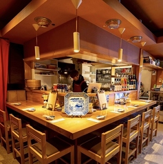 仕事帰りの一杯にも最適なカウンター席。料理の提供もスムーズで、短時間でも満足できる“サク飲み”にぴったり。ちょい飲み派に支持される人気席です。