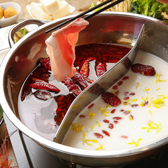 薬膳火鍋(麻辣、白湯二色鍋) 野菜とキノコの盛り合せ付き