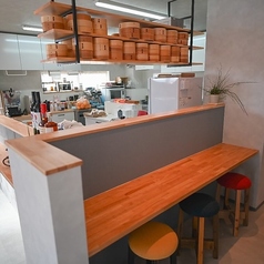 店内には、木製カウンター席が3席。おひとり様でも気軽に立ち寄れる空間で、調理風景を眺めながらゆったりと食事を楽しめます。温かみのあるインテリアと整ったキッチンが心地よく、ランチやちょっとした休憩、仕事の合間にもぴったり。さまざまなシーンでご利用いただけます。