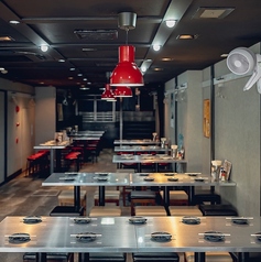 広々とした店内は、会社宴会、結婚式の二次会、同窓会、各種宴会など大人数様でのご利用におすすめ！貸切でのご予約や団体様でのご宴会などお気軽に当店までお問合せください。