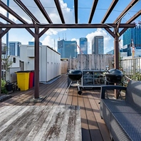 選び抜かれた極上肉と海鮮が彩る、贅沢極まる都会のBBQ