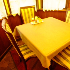 あたたかな日差しに包まれた二階のテーブル席は、いつも賑わう大人気席。
