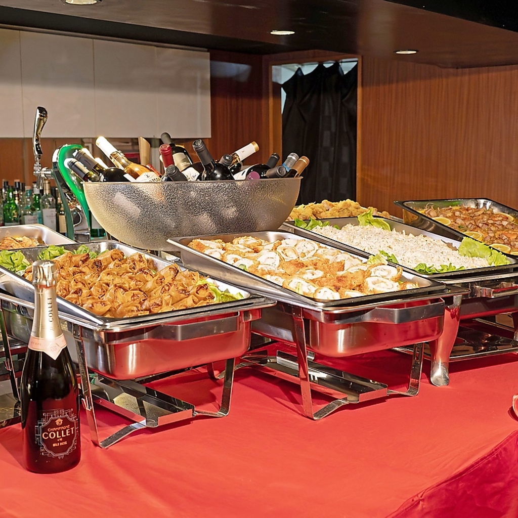 30名様以上向けの貸切コースではビュッフェスタイルで時期に合わせたお料理をお楽しみいただけます。