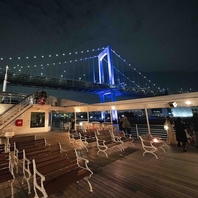 食後は海風を感じてリフレッシュ◎開放感あふれるデッキ