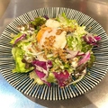 料理メニュー写真&nbsp;季節野菜のシーザーサラダ とろーり温玉乗せ