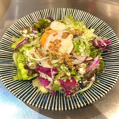 季節野菜のシーザーサラダ とろーり温玉乗せ