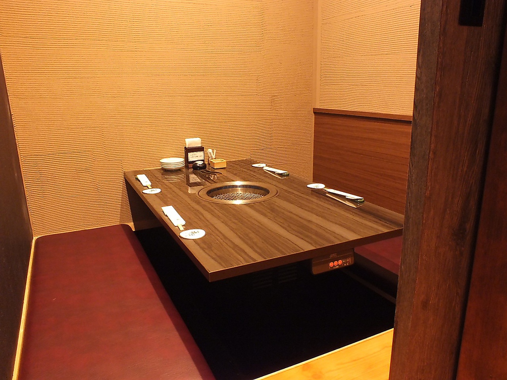 雰囲気抜群の個室が全13部屋。