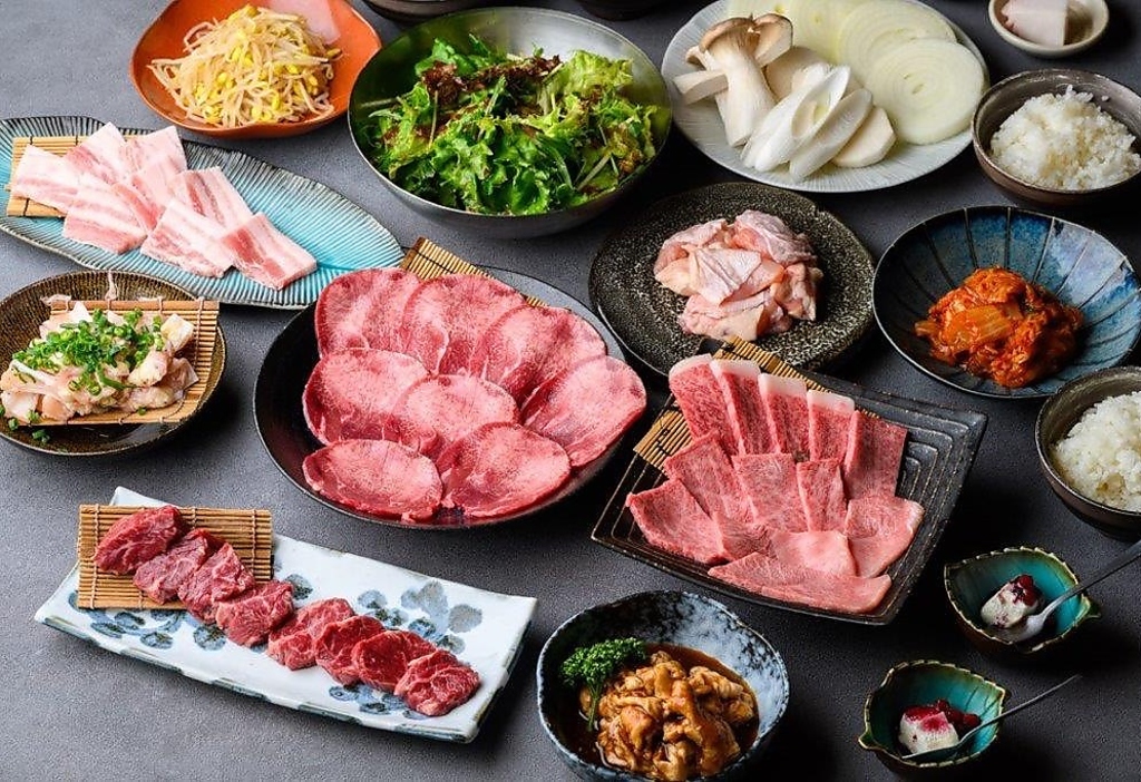 タン・ホルモン・野菜まで網羅！全13品の宴会焼肉