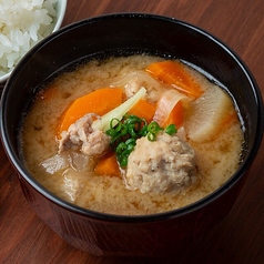 【豚汁】銘柄豚、国産豚をたっぷり使用し、大源味噌さんの白味噌を合わせています。