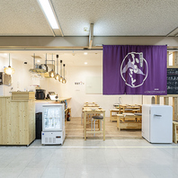 木の温もりと焼酎。都会に佇む、鹿児島の小さな酒場。