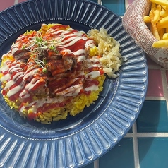 スパイスとソースが決め手の名物チキンオーバーライスの写真
