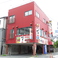 寝屋川市駅より徒歩15分外環状線沿いです。赤い外壁が目印です。