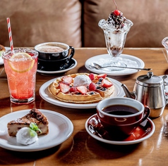 ジェラート・サンデー・パンケーキ・ワッフル・アップルパイなどの写真