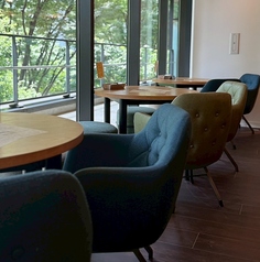 高い天井と開放感大きな窓、ゆったりくつろげるラウンジ席★特に大人のお客様や女性、カップルに大人気のソファー席♪ランチ・女子会・ママ会・ご家族・記念日に◎