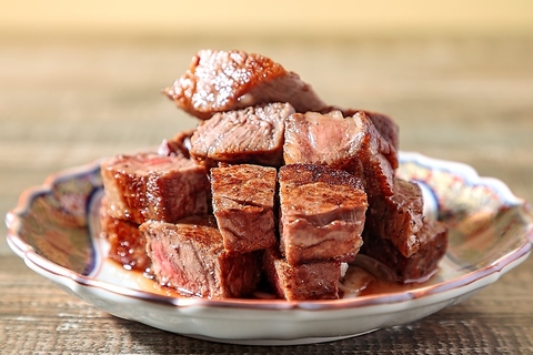 本格国産牛ステーキを1000円代でご提供！店主こだわりの旬魚も楽しめる鉄板×居酒屋