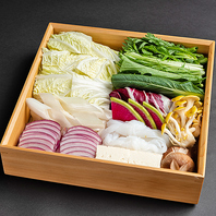 彩豊かな野菜の盛り合わせや和牛のお寿司、カルパッチョ