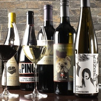 世界各国、100種類以上のワインをそろえております♪
