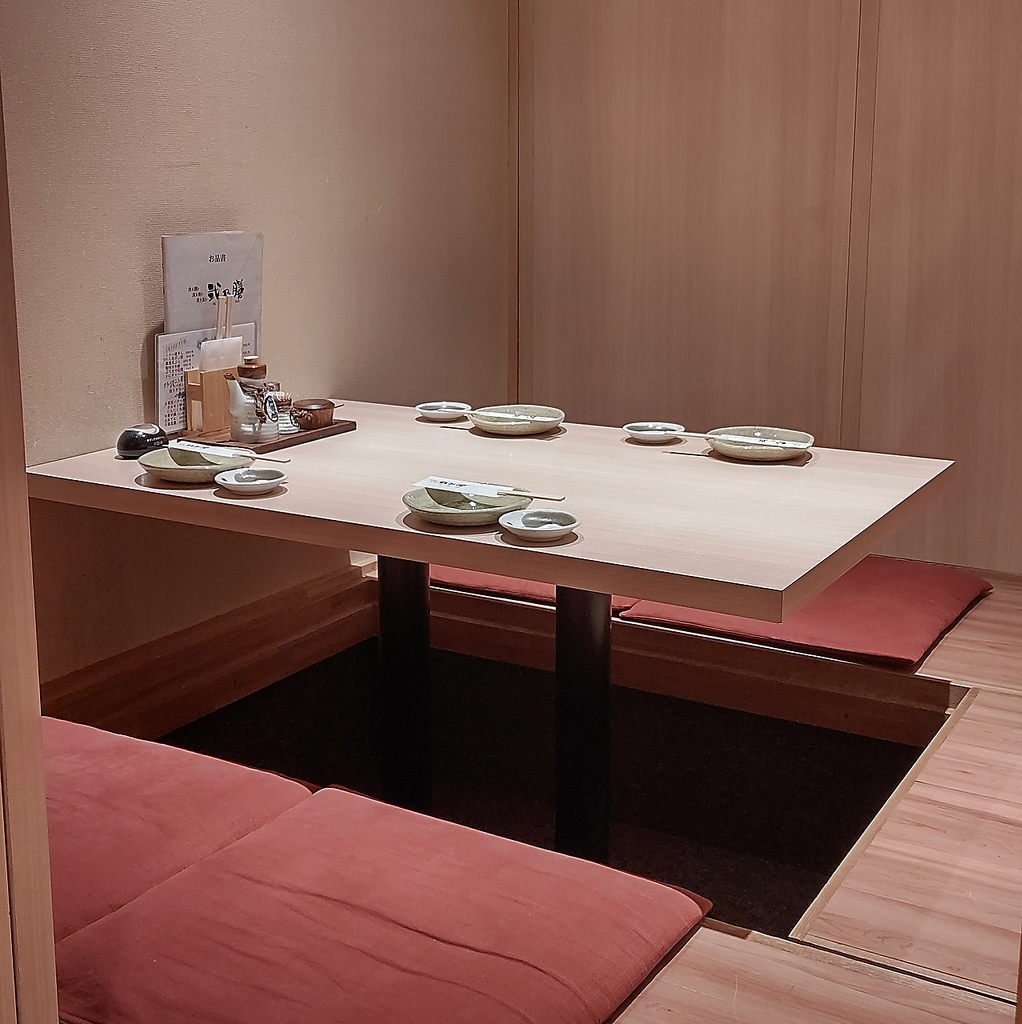 落ち着いてゆったりとお過ごし頂ける掘りごたつ席を完備。あらゆるシーンにご利用頂けます◎