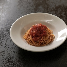 トマトと唐辛子、ニンニクのスパゲッティ“アラビアータ”
