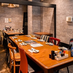 【どこか懐かしい落ち着く雰囲気のテーブル席】