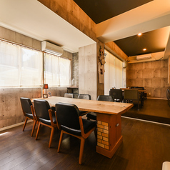 温かみある木の質感と柔らかな照明に包まれたテーブル席。気取らず、それでいてしっかりと落ち着ける。友人との飲み会、仕事帰りの一杯、少人数の集まりにぴったりの空間です。焼鳥の香ばしい香りを楽しみながら、ゆったりとした時間をお過ごしください。