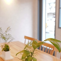 店内は白を基調とした明るく清潔感のある空間。落ち着いた照明が夜の雰囲気を演出し、蒸し料理を中心としたヘルシーなディナーをゆったりと楽しめます。素材の味を活かしたせいろ蒸しは、軽やかで満足感のある一皿。デートや女子会、ご家族でのご利用にもおすすめです。