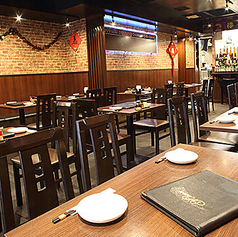 【カジュアルな空間で会話が弾みます】 ご家族連れや親しいご友人との飲み会にもぴったりの、アットホームな雰囲気。肩肘張らず楽しいひと時をお過ごしください。