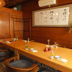 還暦祝いやお食い初めなど、ご家族の慶事にも対応可能な広々としたお座敷の個室。親戚一同が集まるハレの日の食事会にもぜひご利用ください◎ 人数に合わせて柔軟に対応しますので、法事後の会食など、まとまったお集まりにも重宝します。大切な節目を彩る、和のプライベート空間です♪