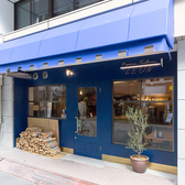 ブルーを基調とした店構えで店内もおしゃれ