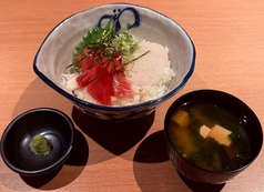 マグロと山かけ丼