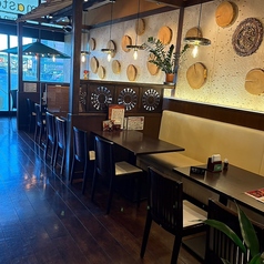 家族での外食やお友達とのランチ・ディナーにぴったりのテーブル席です!広々としたテーブルで、約100種類の豊富なメニューからお好きな料理をお楽しみください。合コンや女子会にもおすすめの居心地の良い空間です◎