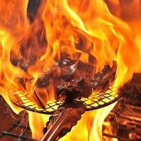 炭火炉端焼きで仕上げた旬な食材を堪能。