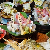 宴会コースご用意あり！海鮮小鉢やマグロもつ煮で海の旨みをじっくり堪能できます。