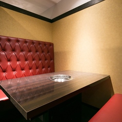 【完全個室(4名様向け)】赤いソファーが印象的なテーブル個室は焼肉宴会をちょっと華やかに演出します。