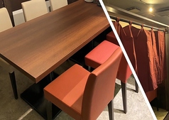 暖簾で仕切られた半個室のお席はそれぞれ6名様までご利用いただけます。ご友人やご家族での食事会などにおすすめです。